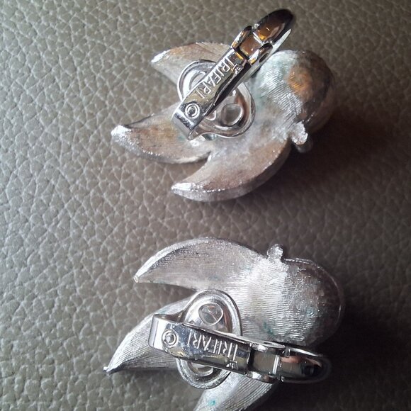 Trifari Clip On Earrings Silver Tone Leaf Faux Pearl Rhinestone Leaf Spray - Picture 3 of 4